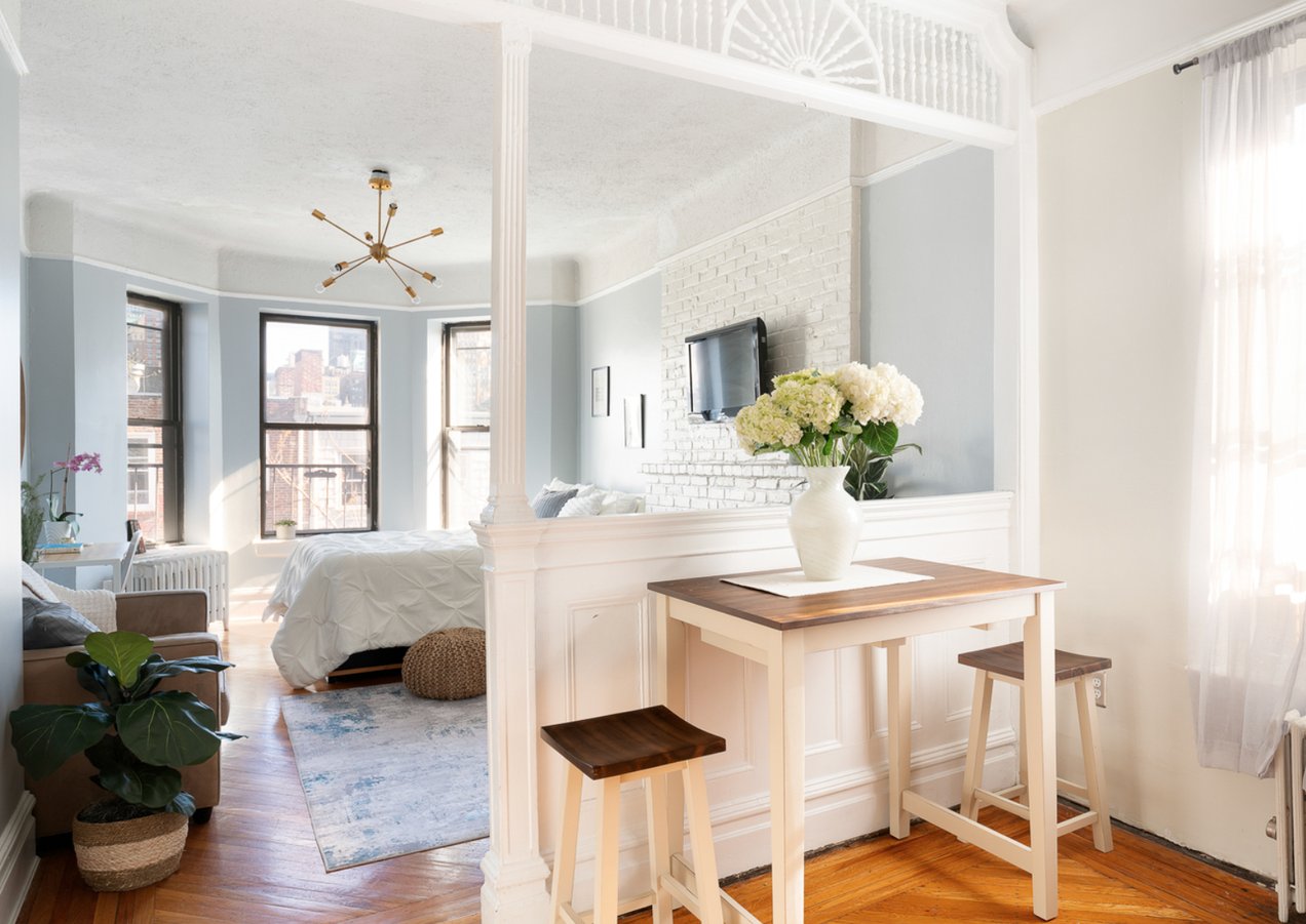 Studio apartment with Sputnik chandelier and white columns